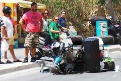 Τροχαίο ατύχημα με γουρούνα στη Ζάκυνθο. - Τουρίστας κινδυνεύει να χάσει το πόδι του