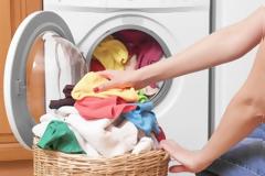 Αυτός είναι ο λόγος που τα ρούχα σας δεν πλένονται καλά και χαλάτε και χρήματα άσκοπα!