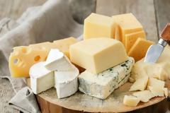 Δεσμεύτηκαν 956 κιλά τυριά σε ψυκτική αποθήκη του Πειραιά