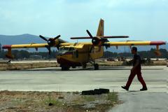 «Ανοχύρωτοι» στη μάχη με τις φλόγες οι πυροσβέστες: Παμπάλαια μέσα και σοβαρές ελλείψεις