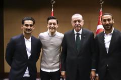 «Πυρ και μανία» οι Γερμανοί με ποδοσφαιριστές τουρκικής καταγωγής