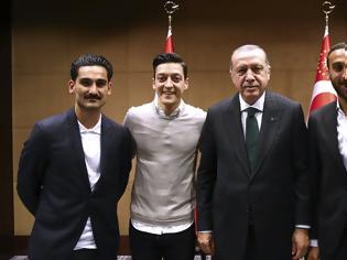 Φωτογραφία για «Πυρ και μανία» οι Γερμανοί με ποδοσφαιριστές τουρκικής καταγωγής