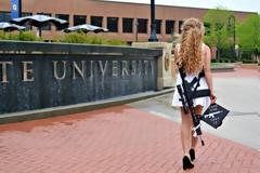 Μια 22χρονη φοιτήτρια πήγε στην ορκωμοσία της με όπλο και αυτό ήταν αρκετό για να βάλει φωτιά στο διαδίκτυο