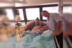 Πλάι στη σύζυγό του χαμογελά ξανά ο Κύπριος αστυνομικός που δέχθηκε πυρά