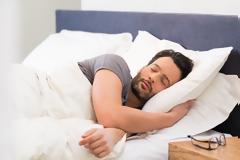 Τι είναι η μέθοδος 4-7-8 που υπόσχεται να σας χαρίσει εύκολα έναν ξεκούραστο ύπνο;