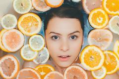 Πώς το νερό με λεμόνι προσφέρει μια υγιή επιδερμίδα