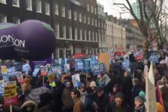 Guardian: «Ακριβότερο» το προσωρινό προσωπικό για το NHS