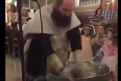 Αυτό είναι το βίντεο που έχει εξοργίσει τους ορθόδοξους χριστιανούς [video]