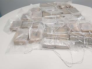 Φωτογραφία για Θεσσαλονίκη: 20 δέματα με 16 κιλά κοκαΐνη εντόπισαν οι αστυνομικοί - Τρεις συλλήψεις