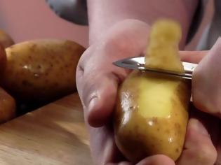 Φωτογραφία για Μην πετάτε τις φλούδες από τις πατάτες – Δείτε γιατί!