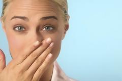 Τρεις τροφές που ευθύνονται για τη δυσάρεστη αναπνοή