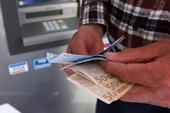 Κόβονται τρεις συντάξεις και ένας μισθός από όλους! Η αλήθεια που διαψεύδει τους υπουργούς