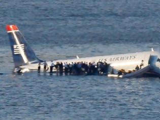 Φωτογραφία για Πώς ο ήρωας πιλότος έσωσε 154 επιβάτες προσυδατώνοντας το αεροπλάνο της US Αirways στον ποταμό Χάντσον [video - photos]