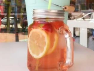 Φωτογραφία για Σπιτικό παγωμένο τσάι με γιασεμί, φράουλα και λεμόνι