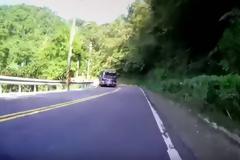 Φορτηγό στρίβει και γεμίζει το δρόμο καρπούζια... [video]
