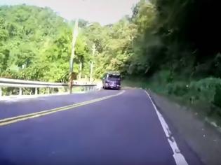 Φωτογραφία για Φορτηγό στρίβει και γεμίζει το δρόμο καρπούζια... [video]