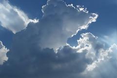 Καιρός: Ζέστη αλλά και συννεφιά με τοπικές βροχές