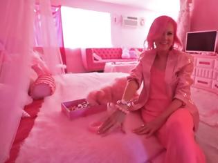 Φωτογραφία για Δεν μπορεί χωρίς το ροζ: Η γυναίκα-φλαμίνγκο που δεν αποχωρίζεται το αγαπημένο της χρώμα