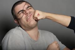 Χαλκίδα: Έπεσαν «μπουκέτα» ανάμεσα σε δημοσιογράφο και εκδότη έξω από τα δικαστήρια!