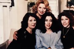 Νένα Μεντή-Μίνα Αδαμάκη: Ποζάρουν μαζί 26 χρόνια μετά τις «Τρεις Χάριτες»