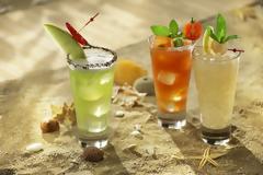 Πόσες θερμίδες έχουν τα αγαπημένα μας καλοκαιρινά κοκτέιλ;