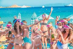 Στα άκρα η Μύκονος: €12 για ένα ποτήρι κρασί στη Μικρή Βενετία