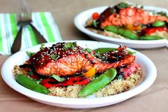 Σολομός τεριγιάκι με κινόα και σουσάμι