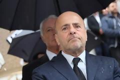 Γιάννη, δεν βρέχει...Σε φτύνουν