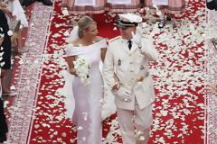 Τρία διάσημα νυφικά που μοιάζουν απίστευτα με αυτό που φόρεσε η Meghan Markle