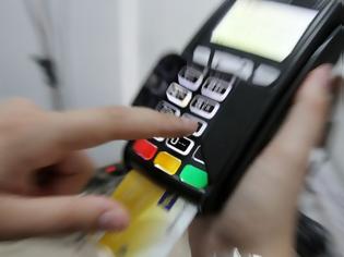Φωτογραφία για Τράπεζες: «Yποχρεωτική χρήση χρεωστικών καρτών για συναλλαγές άνω των 100 ευρώ»