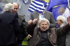 «Βόμβα» Μίκη για Σκοπιανό: Πράξη εθνικής μειοδοσίας η υποχώρηση στο όνομα - Να γίνει δημοψήφισμα