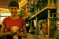 Για αυτό οι Έλληνες λατρεύουν τα όμορφα κορίτσια στις καφετέριες