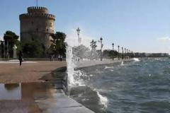 Θρίλερ στο Θερμαϊκό: Νεαρός έπεσε στη θάλασσα για να σώσει ηλικιωμένο