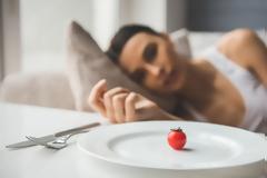 Νευρική ανορεξία: Τα σημάδια ότι κάποιος ξεφεύγει από την κανονική δίαιτα