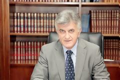 «Συνελήφθη» ο Φίλιππος Πετσάλνικος από αστυνομικούς