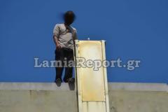 Λαμία: Δείτε συγκλονιστικό βίντεο τη στιγμή που ο αστυνομικός αποτρέπει την αυτοκτονία πολύτεκνου πατέρα