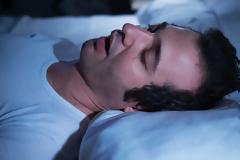 Ροχαλητό: Σταματήστε το με αυτές τις 3 ασκήσεις