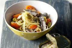 Σπαγγέτι με ντοματίνια και σαρδέλες από κονσέρβα