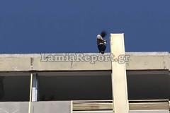 Συγκλονιστικό βίντεο! Αστυνομικός πιάνει στον αέρα άνδρα πριν πέσει στο κενό! [vid]