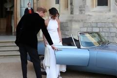 Η κατάρα της Jaguar με την οποία έφτασαν Μέγκαν και Χάρι για το γαμήλιο πάρτι... [photos+video]