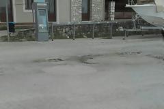 Λακκούβες και φθαρμένο οδόστρωμα στο Δημοτικό parking της ΒΟΝΙΤΣΑΣ (ΦΩΤΟ)