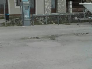 Φωτογραφία για Λακκούβες και φθαρμένο οδόστρωμα στο Δημοτικό parking της ΒΟΝΙΤΣΑΣ (ΦΩΤΟ)