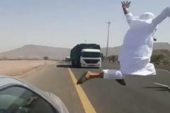 Ο… γκασμάς της ημέρας! «Πετάχτηκε» μπροστά από νταλίκα για πλάκα και... [video]