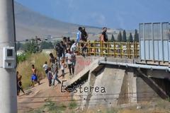 Θήβα: Πετροπόλεμο, καραμπίνες, ακόμα και δαγκωματιές βίωσαν οι άντρες της ασφάλειας