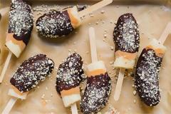 Μπανάνες με σοκολάτα και φυστικοβούτυρο σε ξυλάκι