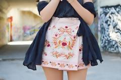 Το κόλπο για να μην τρίβονται (και ιδρώνουν) οι μηροί σου όταν φοράς φούστα