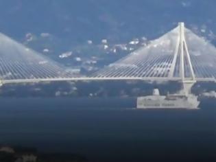 Φωτογραφία για Εντυπωσιακές εικόνες με τεράστιο πλοίο να περνά κάτω από τη Γέφυρα (ΔΕΙΤΕ VIDEO)
