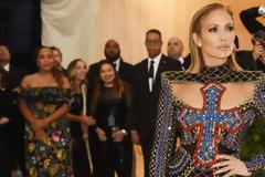 Στοιχηματίζουμε ότι δεν έχεις ξαναδεί μεγαλύτερο σκίσιμο σε φόρεμα από αυτό της Jennifer Lopez