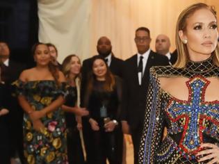 Φωτογραφία για Στοιχηματίζουμε ότι δεν έχεις ξαναδεί μεγαλύτερο σκίσιμο σε φόρεμα από αυτό της Jennifer Lopez
