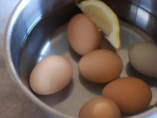 Φωτογραφία για Βράζει αυγά και ρίχνει μέσα μια φέτα λεμόνι - Ο λόγος; Πανέξυπνος